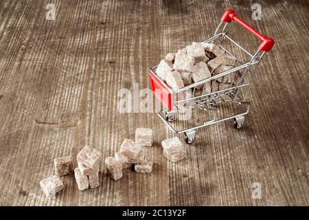 Warenkorb mit braunem Rohrzucker Stockfoto