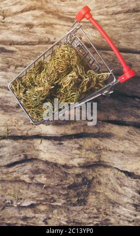 Getrocknetes Cannabis medizinisches Marihuana in Mini-Trolley Stockfoto