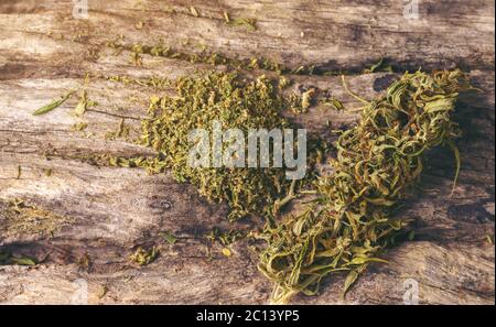 Getrocknetes Cannabis medizinisches Marihuana auf Holzhintergrund Stockfoto