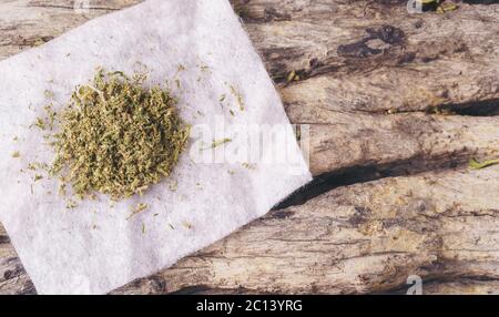 Getrocknetes Cannabis medizinisches Marihuana auf Holzhintergrund Stockfoto