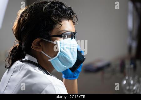 Junge indische Arzt unterstützt Patienten online Stockfoto