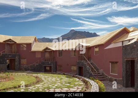 Ein traditionelles Vintage-Hotel in Chivay, Arequipa Peru mit Bergen und blauem Himmel Stockfoto