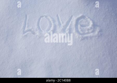 Liebeswort im Schnee geschrieben. Stockfoto