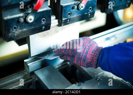 Innenraum der modernen Fabrik von Kommunikationseinrichtungen Stockfoto