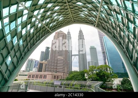 Kuala Lumpur, Malaysia - 11. Juni 2020: Petronas Twin Towers und KL Skyline von der Saloma Link Bridge. Stockfoto