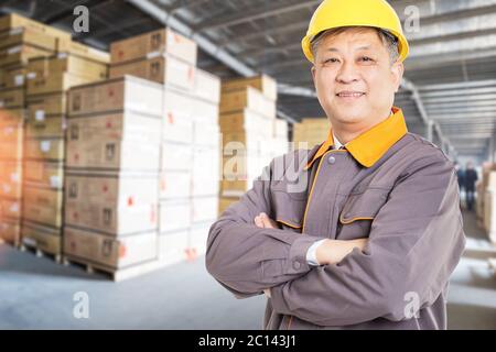 Alte asiatische Mann Ingenieur in der modernen Fabrik Stockfoto