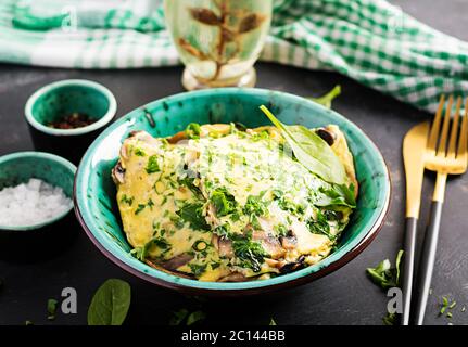 Spinat und Pilz-Omelett. Frittata aus Eiern, Pilzen und Spinat. Italienische Küche. Stockfoto