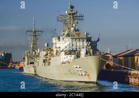 Das australische Marineschiff HMAS Ballarat (FFH 155), das 2012 in Perth, Westaustralien, festgemacht wurde, ist eine Anzac-Klasse-Fregatte Stockfoto