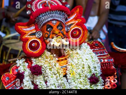 Die rituelle Kunst Form von Kerala, Thyra oder Theyyam thira ist ein ritueller Tanz, der in 'Kaavu'(Hain)& Tempeln des Kerala, Indien, aufgeführt wird Stockfoto