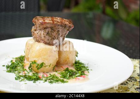 Neue Kartoffeln mit Steak. Serviert Mahlzeiten in einem Restaurant. Stockfoto