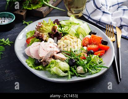 Ketogene Ernährung. Abendessen mit gekochtem Schweinefleisch, Avocado Guacamole, Tomaten, Gurken, Mozzarella-Käse, schwarzen Oliven und Rucola. Entgiftung und Luftröhre Stockfoto