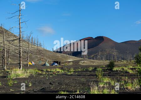 Campingplatz in der Nähe Überreste eines Hubschraubers nach unten gebracht und begraben in den Ausbruch des Vulkans Tolbachik, Kamtschatka Stockfoto