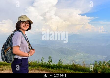 Jugendlich Mädchen Wanderer auf dem Berg Stockfoto