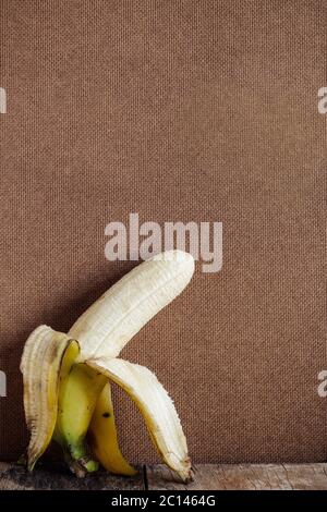 Bananenschälchen auf Holzboden. Stockfoto