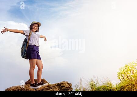 Touristische jugendlich Mädchen auf Phu Chi Fa Berg Stockfoto