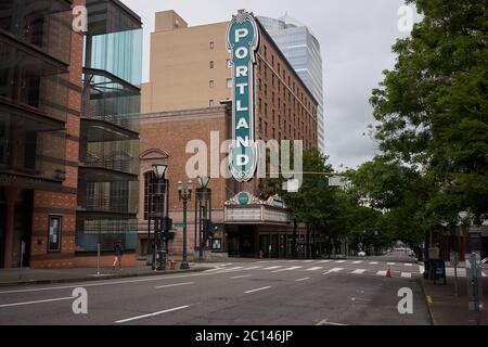 Geschlossen Arlene Schnitzer Concert Hall und verlassene Straßen in der Innenstadt von Portland, Oregon, während der COVID-19 Pandemie, gesehen am Samstag, 13. Juni 2020. Stockfoto