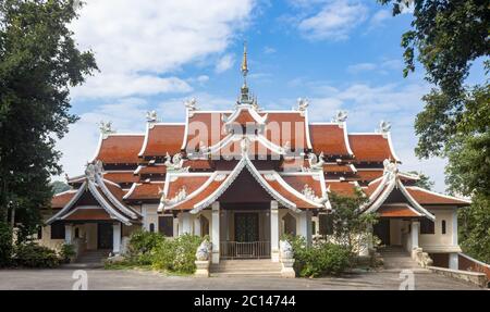 Phayao, Thailand - 24. Nov 2019: Ananayo Tempel oder Ananayo Kloster und Baum mit natürlichem Licht auf blauem Himmel Hintergrund Stockfoto