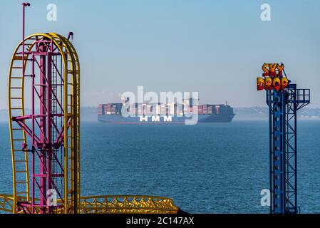 Southend on Sea, Essex, Großbritannien. Juni 2020. Hyundai Merchant Marine (HMM) Algeciras wird gesehen, die Southend on Sea, Essex, um 06:45 Uhr an der Themse Mündung in Richtung DP World London Gateway Hafen von Antwerpen. Mit 23,964 TEU ist der Algeciras der größte, der je gebaut wurde. Die Kapazität eines Containerschiffes wird durch zwanzig Fuß Äquivalenteinheiten (TEU), die Größe eines Standard-Containers gemessen. Gestartet im April für südkoreanische Reederei HMM an der Daewoo Shipbuilding und Marine Engineering Okpo Werft das Schiff wird Routen aus dem Fernen Osten zu europäischen Häfen dienen Stockfoto