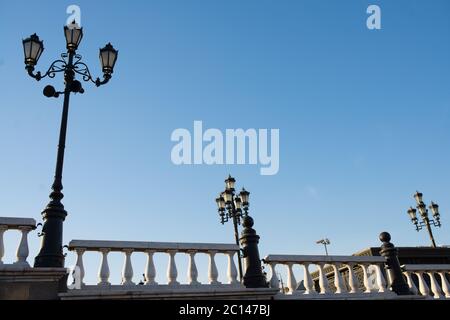 Lampe Pfosten auf einem Steg mit Geländer an sonnigen Frühlingstag mit klaren blauen Himmel Stockfoto