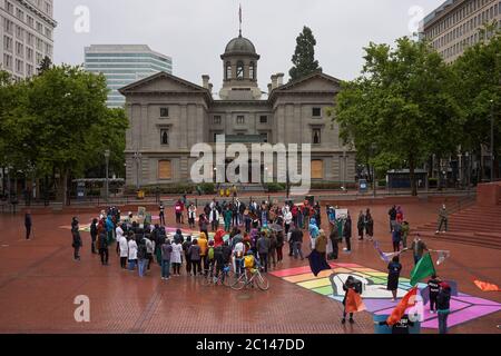 BLM-Demonstranten versammeln sich am Samstag, den 13. Juni 2020, auf dem Pioneer Courthouse Square in der Innenstadt von Portland, Oregon. Stockfoto