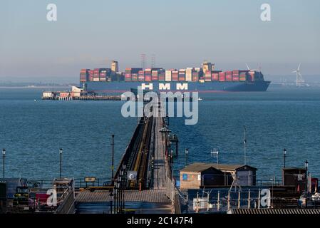 Southend on Sea, Essex, Großbritannien. Juni 2020. Hyundai Merchant Marine (HMM) Algeciras wird am Southend Pier, Essex, um 06:45 Uhr an der Themse-Mündung vorbei gesehen, die von Antwerpen zum DP World London Gateway Hafen führt. Mit 23,964 TEU ist der Algeciras der größte, der je gebaut wurde. Die Kapazität eines Containerschiffes wird durch zwanzig Fuß Äquivalenteinheiten (TEU), die Größe eines Standard-Containers gemessen. Gestartet im April für südkoreanische Reederei HMM an der Daewoo Shipbuilding und Marine Engineering Okpo Werft das Schiff wird Routen aus dem Fernen Osten zu europäischen Häfen dienen Stockfoto