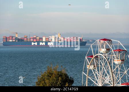 Southend on Sea, Essex, Großbritannien. Juni 2020. Hyundai Merchant Marine (HMM) Algeciras wird gesehen, die Southend on Sea, Essex, um 06:45 Uhr an der Themse Mündung in Richtung DP World London Gateway Hafen von Antwerpen. Mit 23,964 TEU ist der Algeciras der größte, der je gebaut wurde. Die Kapazität eines Containerschiffes wird durch zwanzig Fuß Äquivalenteinheiten (TEU), die Größe eines Standard-Containers gemessen. Gestartet im April für südkoreanische Reederei HMM an der Daewoo Shipbuilding und Marine Engineering Okpo Werft das Schiff wird Routen aus dem Fernen Osten zu europäischen Häfen dienen Stockfoto