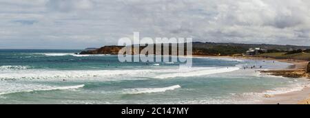 Torquay, Victoria, Australien -Dezember 10 2017 Panoramablick auf den Torquay-Strand an einem bewölkten Tag. Stockfoto