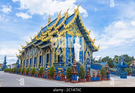 Chiangrai, Thailand - 7. Juni 2020: White Standing Buddha und Wat Rong Suea Ten Blue Yellow Church auf Sky Hintergrund Stockfoto