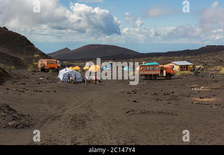 Campingplatz auf dem Lavafeld am Tolbachik Vulkan, nach Ausbruch im Jahr 2012 Kljutschewskaya Gruppe von Vulkanen Stockfoto