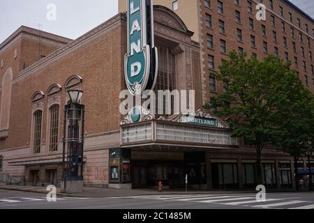 Geschlossen Arlene Schnitzer Concert Hall und verlassene Straße in der Innenstadt von Portland, Oregon, während der Coronavirus-Pandemie, gesehen am Samstag, 13. Juni 2020. Stockfoto