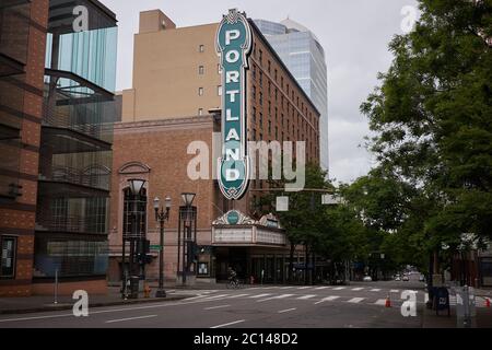 Geschlossen Arlene Schnitzer Concert Hall und verlassene Straßen in der Innenstadt von Portland, Oregon, während der COVID-19 Pandemie, gesehen am Samstag, 13. Juni 2020. Stockfoto