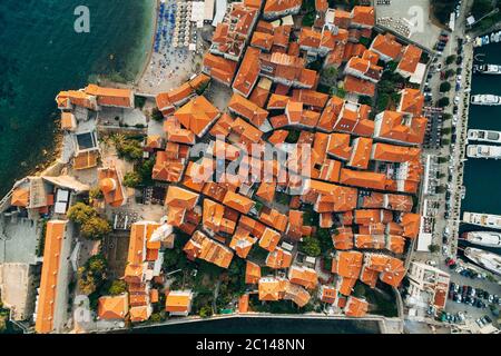 Luftaufnahme von Drohne - Altstadt Budva, Montenegro. Draufsicht Stockfoto