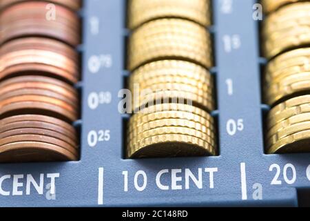 Offene Bar Registrer, enthält viele Münzen von Euro in Roh Stockfoto