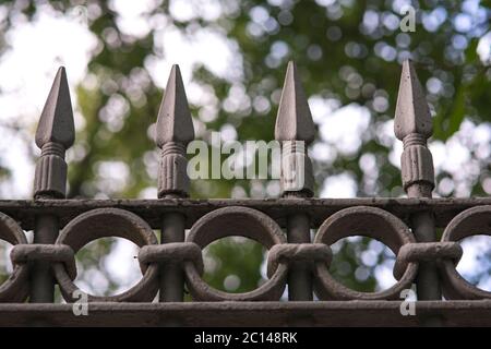 Schwarze Metallzäune mit einem spitzen Speer Spitze oben Stockfoto