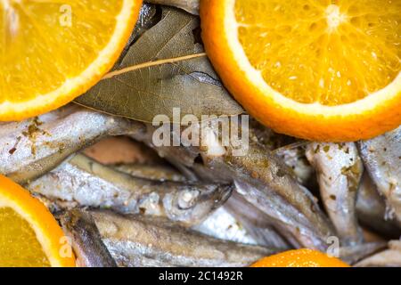 frittierte Fischplatte mit in Scheiben geschnittenen Orangen und Bucht. selektiven Fokus Makroaufnahme mit flachen DOF Stockfoto