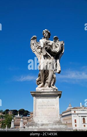 Statue des Engels mit dem Gewand und Würfel auf Ponte Sant'Angelo in Rom Italien Stockfoto