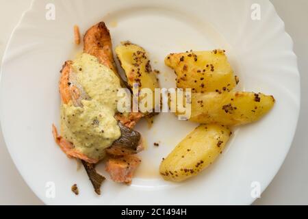 Gegrillter Lachs mit gebratenen Süßkartoffeln und Wakame-Sauce auf den weißen Teller Stockfoto
