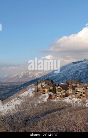 Häuser auf einem Berghang in Utah mit atemberaubender Aussicht auf die Wasatch Mountains Stockfoto