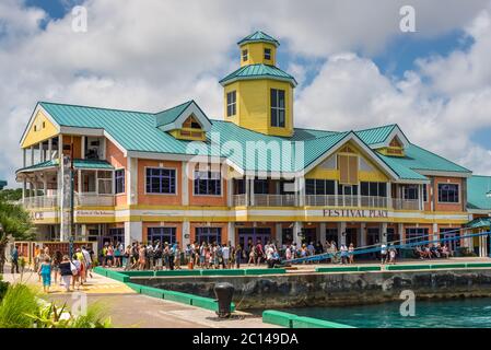 Nassau, Bahamas - 3. Mai 2019: Kreuzfahrt Terminal Building in Prince George Wharf, auch bekannt als Festival Place. Nassau sieht täglich Tausende von Besuchern, Stockfoto