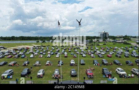 Sarasota, Usa. Juni 2020. (ANMERKUNG DER REDAKTION: Bild mit Drohne)Erendira Wallenda (links) und Alec Bryant treten auf den Swinkestangen bei der Daredevil Rally von Nik Wallenda auf, die als erste Drive-in-Stunt-Show der Welt im Nathan Benderson Park gilt. Die Show, die bis Juni 21 an ausgewählten Terminen stattfindet, zeigt international bekannte, waghalsige Darsteller und ist als sicheres Ereignis während der Coronavirus-Pandemie konzipiert, mit der Trennung der Zuschauer Fahrzeuge nach sozialen Distanzierungsrichtlinien. Kredit: SOPA Images Limited/Alamy Live Nachrichten Stockfoto