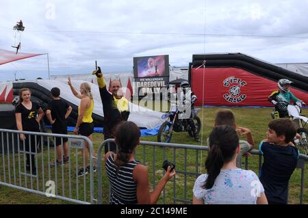 Sarasota, Usa. Juni 2020. David 'The Bullet' Smith, der den menschlichen Kanonenkugel aufführte, winkt der Menge bei Nik Wallendas Daredevil Rally zu, die als erste Drive-in-Stunt-Show der Welt im Nathan Benderson Park gilt. Die Show, die bis Juni 21 an ausgewählten Terminen stattfindet, zeigt international bekannte, waghalsige Darsteller und ist als sicheres Ereignis während der Coronavirus-Pandemie konzipiert, mit der Trennung der Zuschauer Fahrzeuge nach sozialen Distanzierungsrichtlinien. Kredit: SOPA Images Limited/Alamy Live Nachrichten Stockfoto