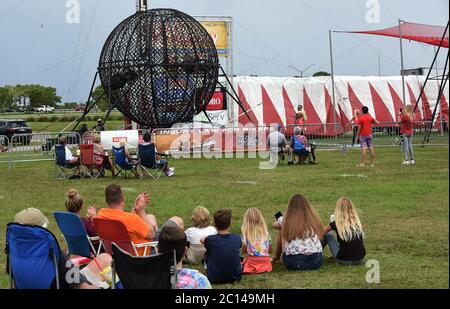 Sarasota, Usa. Juni 2020. Die Zuschauer beobachten, wie Motorradfahrer in einer Stahlkugel bei der Daredevil Rally von Nik Wallenda, die als erste Drive-in-Stunt-Show der Welt gilt, im Nathan Benderson Park auftreten. Die Show, die bis Juni 21 an ausgewählten Terminen stattfindet, zeigt international bekannte, waghalsige Darsteller und ist als sicheres Ereignis während der Coronavirus-Pandemie konzipiert, mit der Trennung der Zuschauer Fahrzeuge nach sozialen Distanzierungsrichtlinien. Kredit: SOPA Images Limited/Alamy Live Nachrichten Stockfoto