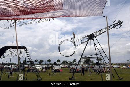 Sarasota, Usa. Juni 2020. Tteven Dakota Delmonte tritt auf dem Rad des Todes bei Nik Wallendas Daredevil Rally auf, die als erste Drive-in-Stunt-Show der Welt im Nathan Benderson Park gilt. Die Show, die bis Juni 21 an ausgewählten Terminen stattfindet, zeigt international bekannte, waghalsige Darsteller und ist als sicheres Ereignis während der Coronavirus-Pandemie konzipiert, mit der Trennung der Zuschauer Fahrzeuge nach sozialen Distanzierungsrichtlinien. Kredit: SOPA Images Limited/Alamy Live Nachrichten Stockfoto