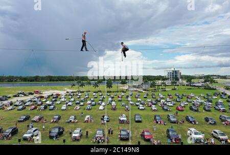 Sarasota, Usa. Juni 2020. (ANMERKUNG DER REDAKTION: Bild mit einer Drohne)die High-Wire-Künstler Nik Wallenda (links) und Blake Wallenda treten bei der Daredevil Rally von Nik Wallenda auf, die als erste Drive-in-Stunt-Show der Welt im Nathan Benderson Park gilt. Die Show, die bis Juni 21 an ausgewählten Terminen stattfindet, zeigt international bekannte, waghalsige Darsteller und ist als sicheres Ereignis während der Coronavirus-Pandemie konzipiert, mit der Trennung der Zuschauer Fahrzeuge nach sozialen Distanzierungsrichtlinien. Kredit: SOPA Images Limited/Alamy Live Nachrichten Stockfoto