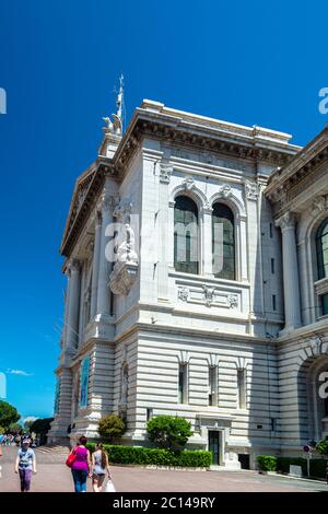 Monaco-Ville, Monaco - 13. Juni 2019 : Touristen besuchen das Museum des Ozeanographischen Instituts im Fürstentum Monaco Stockfoto