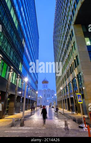 Menschen auf der Straße in der Nähe der Kirche Stockfoto