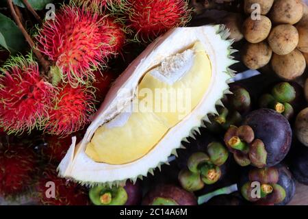 Berühmte thailändische Früchte, Durian Mangostan und Rambutan auf Holztisch Stockfoto