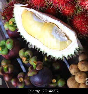 Berühmte thailändische Früchte, Durian Mangostan und Rambutan auf Holztisch Stockfoto