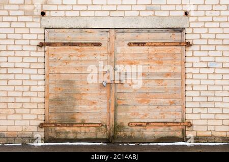 Alten verwitterten hölzernen Garagentor Stockfoto