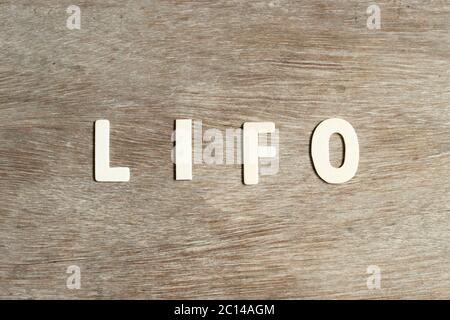 Buchstabe im Wort LIFO (Abkürzung für Last in first out) auf Holzhintergrund Stockfoto